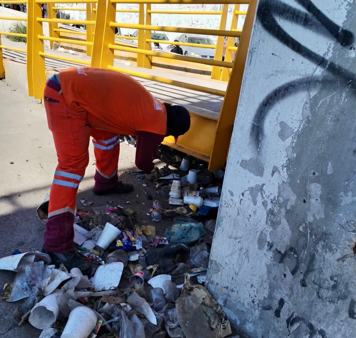 pepechedrauimx's tweet photo. 🚮 Realizamos una jornada de limpieza en el puente de la Central de Abasto. Retiramos residuos, lodo y material de arrastre que obstruían el desalojo del agua.
✅ Libre flujo del agua
✅ Menos encharcamientos
✅ Más seguridad para comerciantes y ciudadanía

Seguimos trabajando por tu seguridad durante la temporada de lluvias. #PueblaCapital