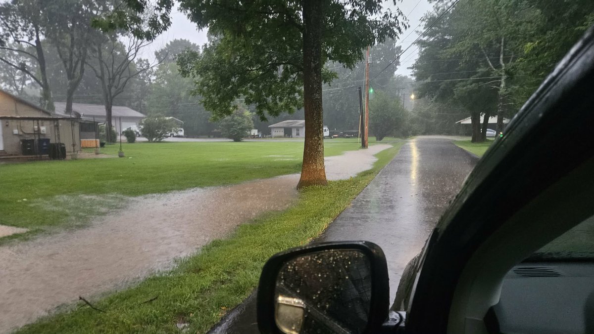Pangaroxx's tweet photo. @NWSPaducah Flash Flooding between mall and college 19:58 

 #pahspotter https://t.co/dcfxXwGicT