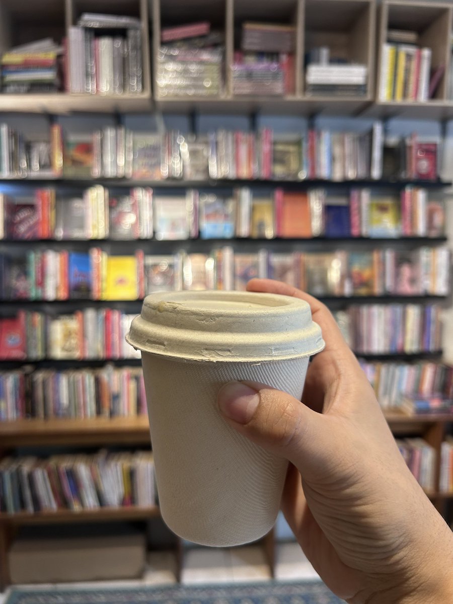 yudichu's tweet photo. Kemarin perdana ke Kios Ojo Keos, diajak temen booktok, ada diskusi buku Sang Raja karya Iksaka Banu. Jadi beli bukunya penasaran, fiksi sejarah tentang sepak terjang Nitisemito, pengusaha kretek asal Kudus 📚 https://t.co/3VoPvsO98g