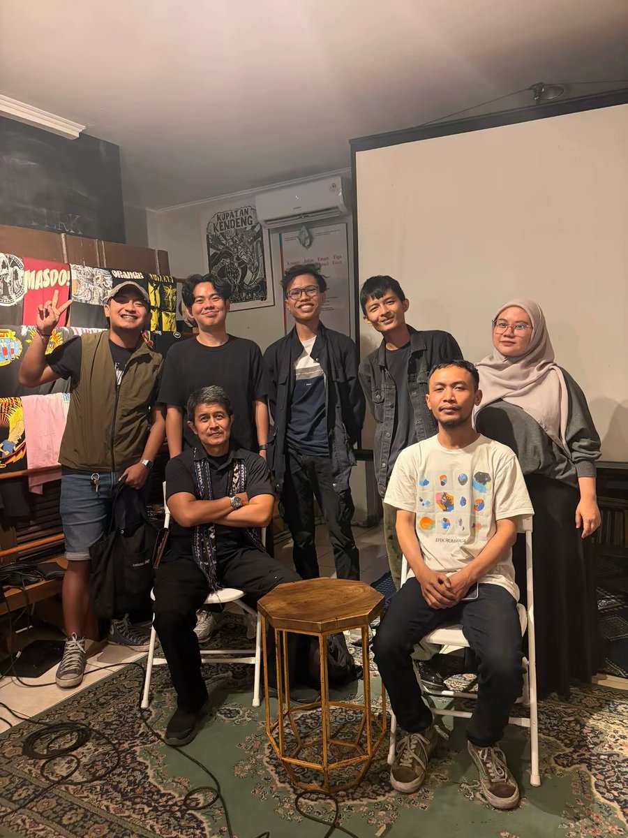 yudichu's tweet photo. Kemarin perdana ke Kios Ojo Keos, diajak temen booktok, ada diskusi buku Sang Raja karya Iksaka Banu. Jadi beli bukunya penasaran, fiksi sejarah tentang sepak terjang Nitisemito, pengusaha kretek asal Kudus 📚 https://t.co/3VoPvsO98g