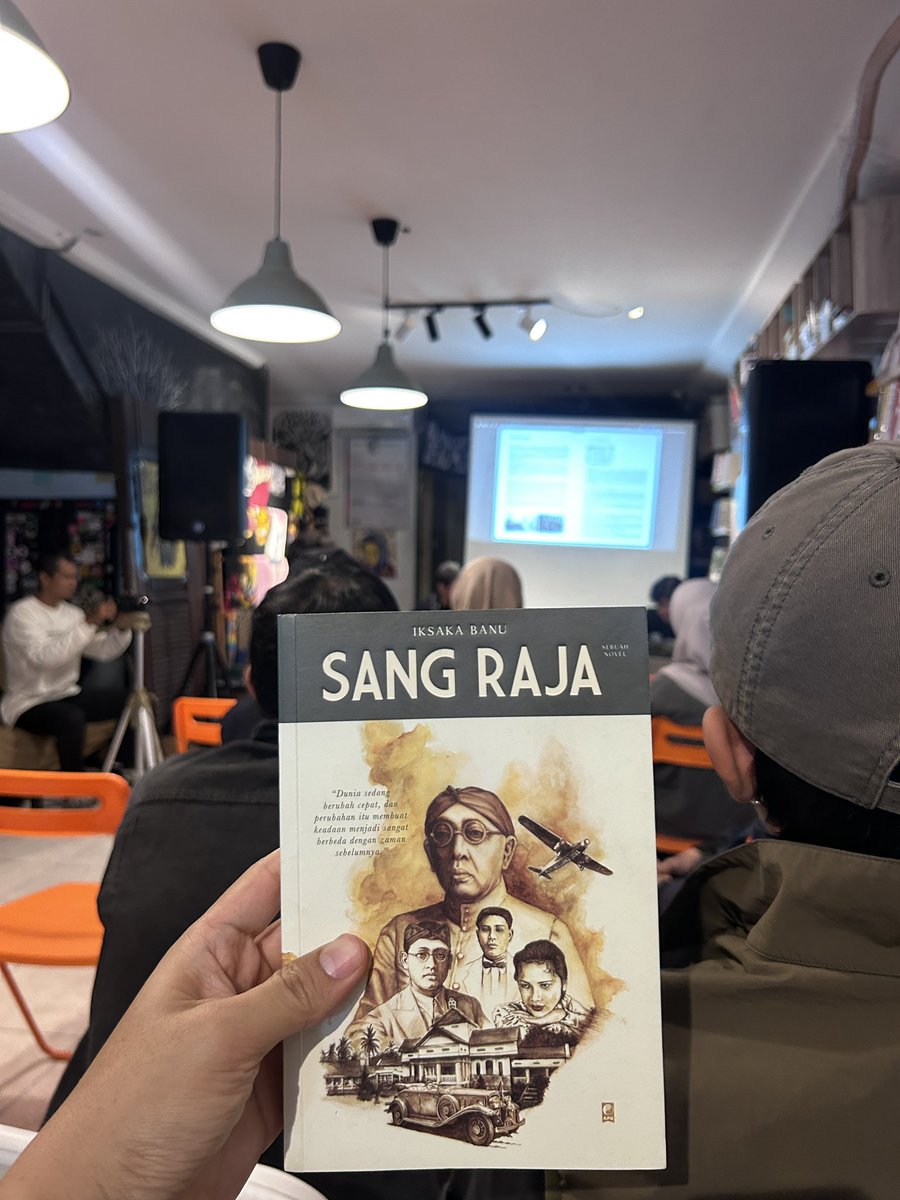 yudichu's tweet photo. Kemarin perdana ke Kios Ojo Keos, diajak temen booktok, ada diskusi buku Sang Raja karya Iksaka Banu. Jadi beli bukunya penasaran, fiksi sejarah tentang sepak terjang Nitisemito, pengusaha kretek asal Kudus 📚 https://t.co/3VoPvsO98g