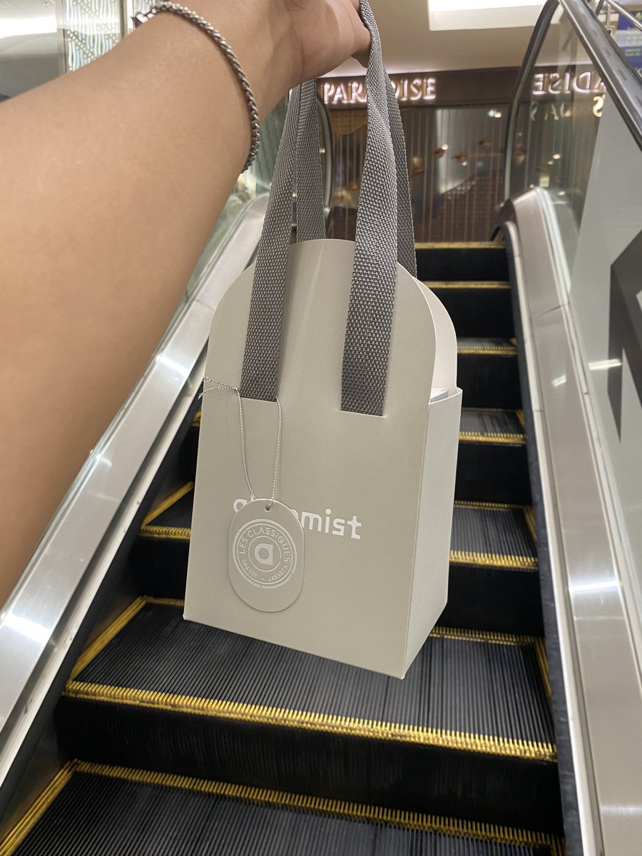 lov3mimore's tweet photo. Alchemist Sengaja gak jual semua Varian nya online biar kita datang ke Booth store nya langsung ya? Ini aku ambil yg Les Classiques di Plaza Indonesia karna yg Eu de Parfum bisa beli Online. https://t.co/w65FqUrfNg
