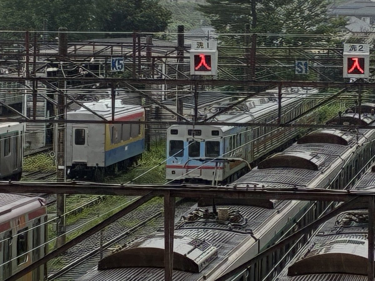 ITama7908's tweet photo. 本日の長津田は…検車区では3番に2123Fが休車留置、7番に9004F(ドアステッカー有)が…8番に4連化された←9014F、9002F→がそれぞれ留置。K5番にデハ9411と9412がTOQiに挟まれ留置😳この後何か動きがあると思われる🤔 https://t.co/UPUzRNXSpv
