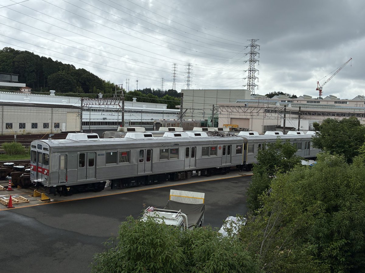 ITama7908's tweet photo. 本日の長津田は…検車区では3番に2123Fが休車留置、7番に9004F(ドアステッカー有)が…8番に4連化された←9014F、9002F→がそれぞれ留置。K5番にデハ9411と9412がTOQiに挟まれ留置😳この後何か動きがあると思われる🤔 https://t.co/UPUzRNXSpv