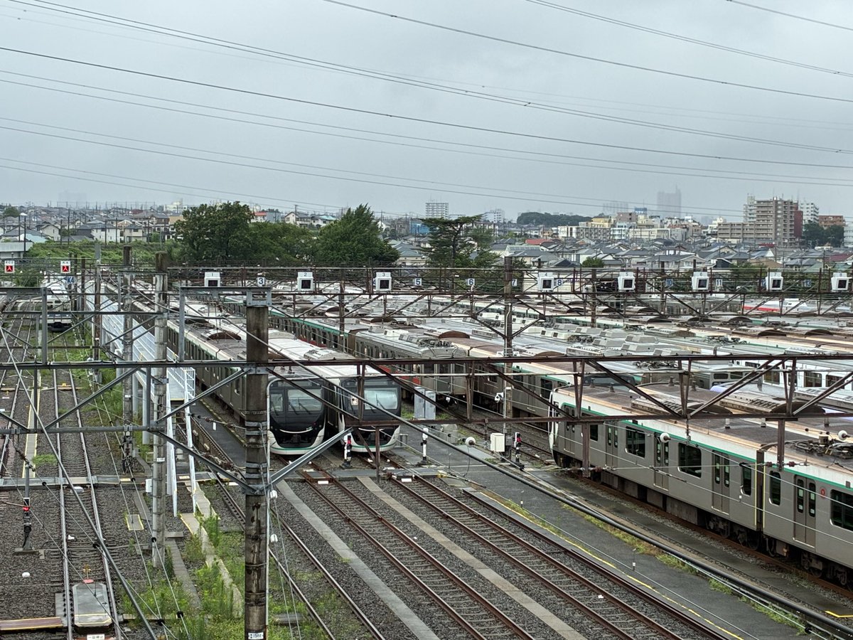 ITama7908's tweet photo. 本日の長津田は…検車区では3番に2123Fが休車留置、7番に9004F(ドアステッカー有)が…8番に4連化された←9014F、9002F→がそれぞれ留置。K5番にデハ9411と9412がTOQiに挟まれ留置😳この後何か動きがあると思われる🤔 https://t.co/UPUzRNXSpv