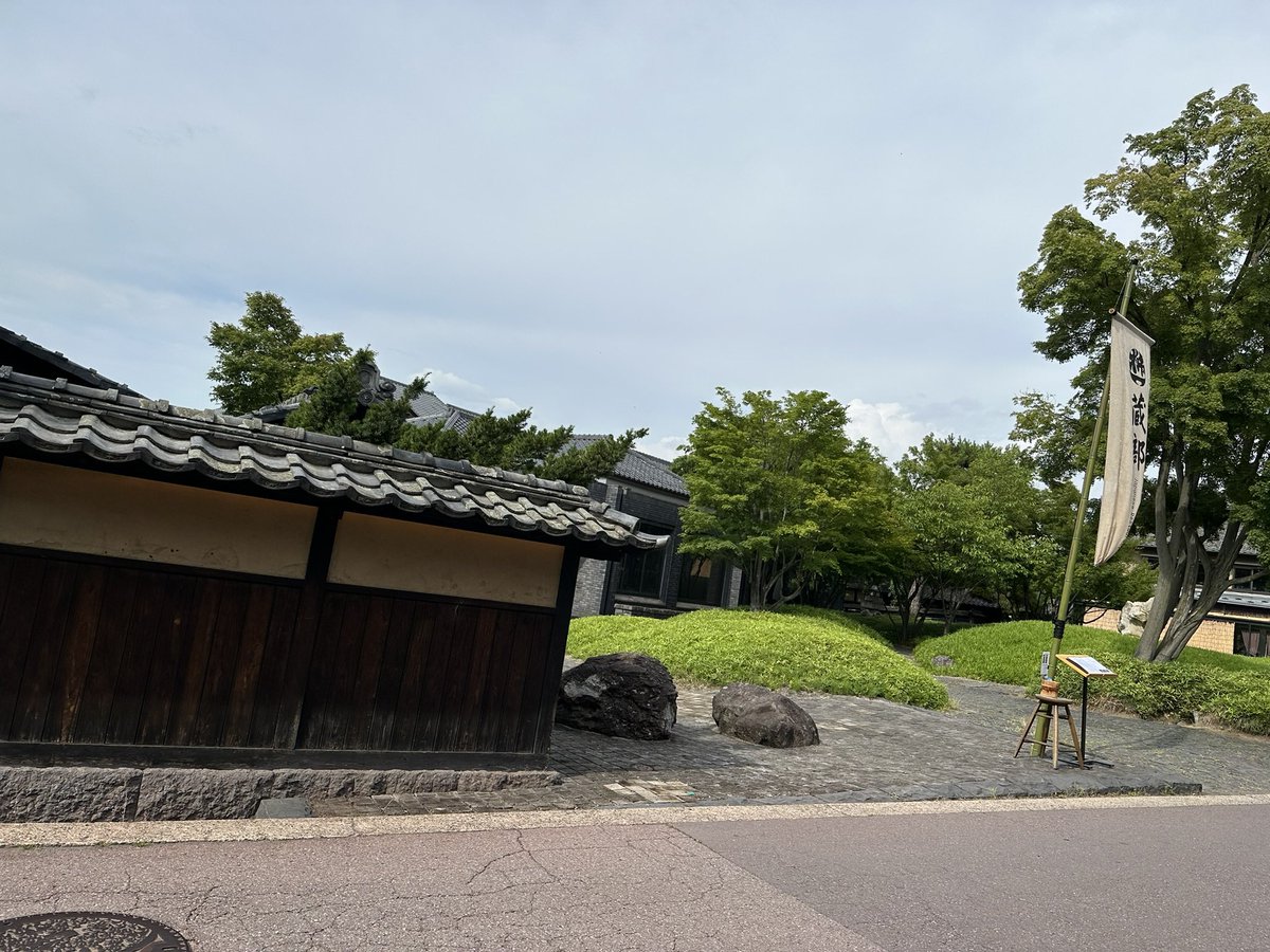 WtLctl's tweet photo. 雑貨店でかわいいお皿と出会った
日本のあかり博物館では明るさ体験室が楽しかったです。江戸の照明は視界暗過ぎだった。明治の電球すごい。 https://t.co/s7KGvogYE6