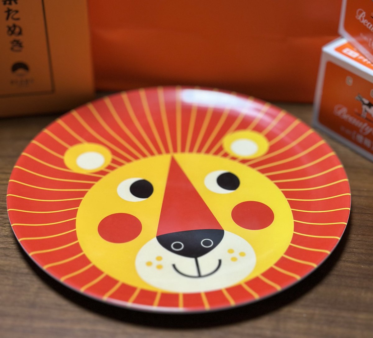 WtLctl's tweet photo. 雑貨店でかわいいお皿と出会った
日本のあかり博物館では明るさ体験室が楽しかったです。江戸の照明は視界暗過ぎだった。明治の電球すごい。 https://t.co/s7KGvogYE6