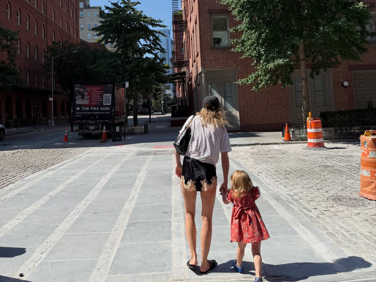 bestsukiw's tweet photo. Suki Waterhouse and her baby girl 🥰 https://t.co/LbxPLvrtAs