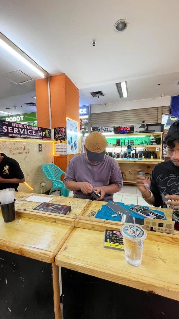 LiaAfri03881071's tweet photo. Save nomor hp tukang service hp canggih ini ✨😭 Semalam hp aku bootlop di logo stuck. Lalu ditangani abang2 bertempat di PGC ini dgn jaminan data aman!

Trs beneran aman dong, katanya ada komponen mesin yg rusak jadi diganti sama dia. Makasi abang2 yg terlihat galak tapi super helpful 🫶🏻
cc: nerissafardani