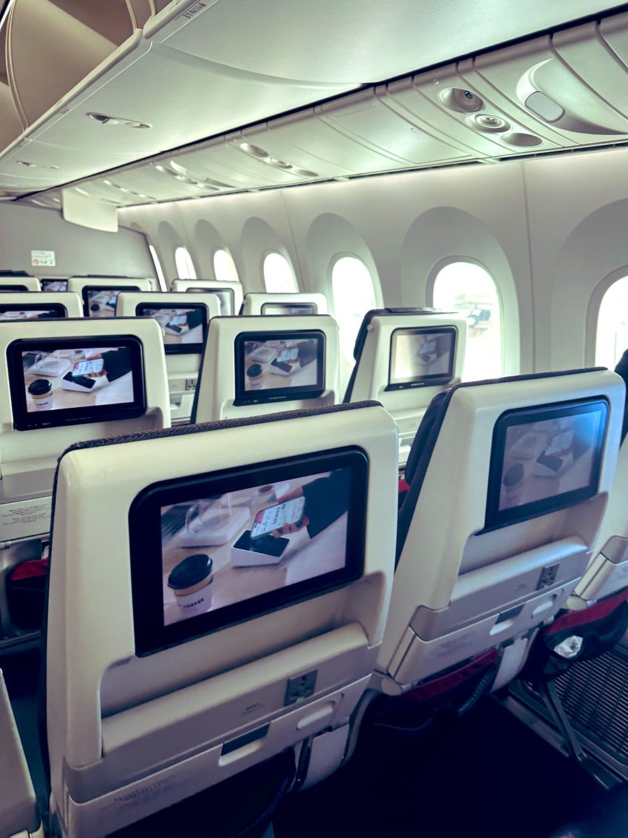 ygboy12's tweet photo. ボーイング787-8の翼で伊丹→羽田の早朝フライト✈️
#空の旅 https://t.co/WBHET3xyYi