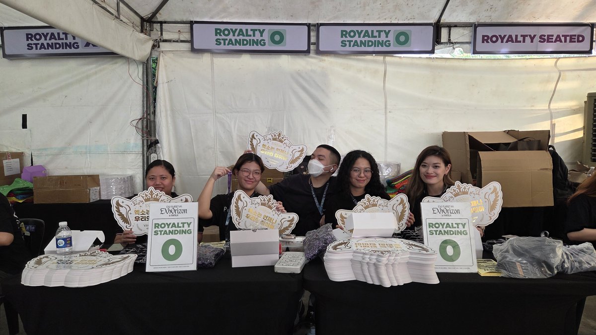 pulpliveworld's tweet photo. Royalty ticket holders, you may now claim your exclusive package at Pacific Drive cor. Coral Way! 🖤✨

Our staff are ready and waiting to assist you. See you there! 🥰

#EXO #엑소 #weareoneEXO #EXOPLANET #EXhOrizon #EXhOrizoninMANILA https://t.co/wkpMtsqA9A