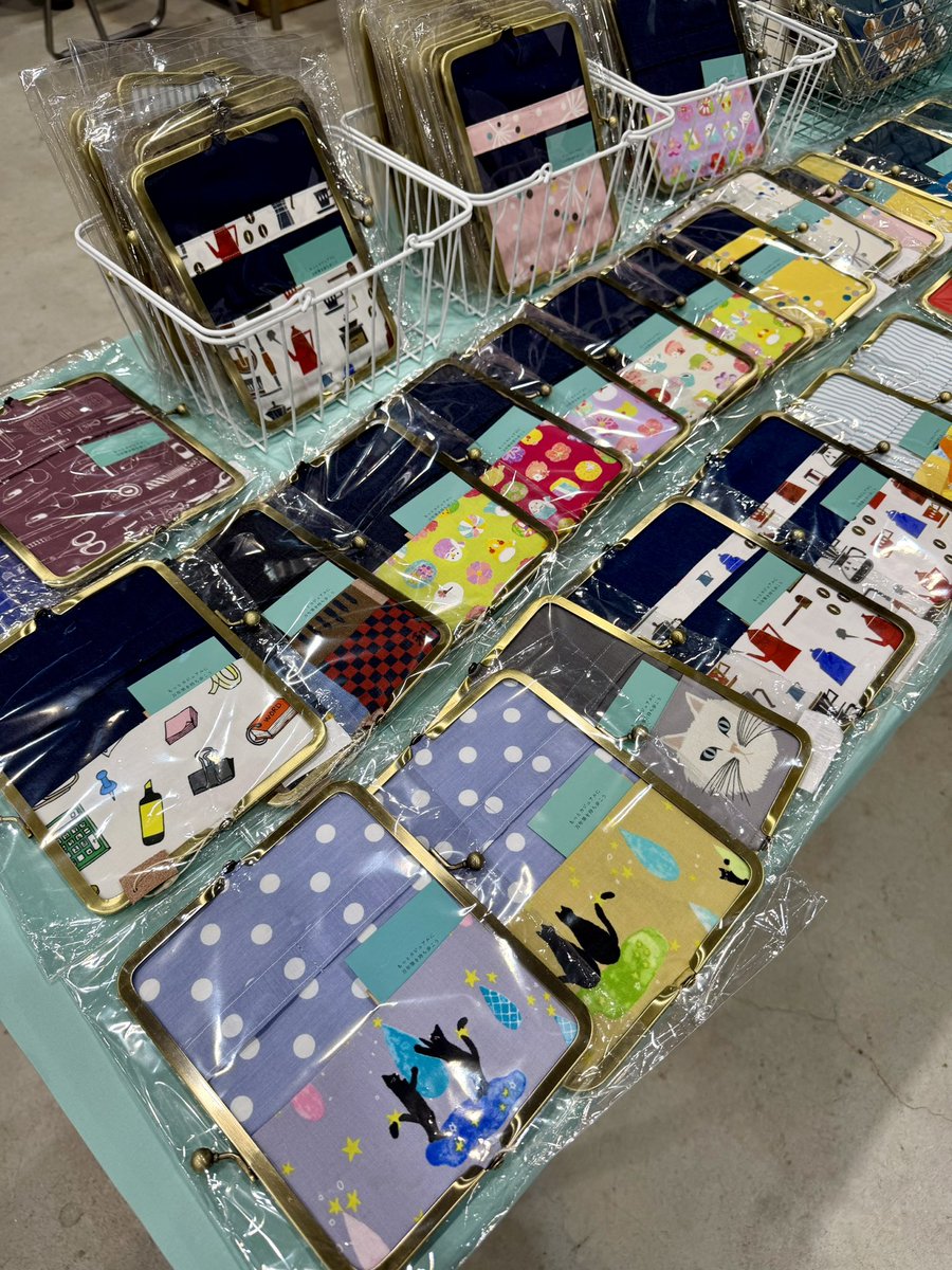 ru_rin_no's tweet photo. #ごほうびフェスタ 2日目スタート🎉
さすが長崎、ネコ柄がほぼ完売してしまっていますが他の柄はございますのでお好みのペンケース探しに来てみてくださいませ https://t.co/gY7qAepyZJ