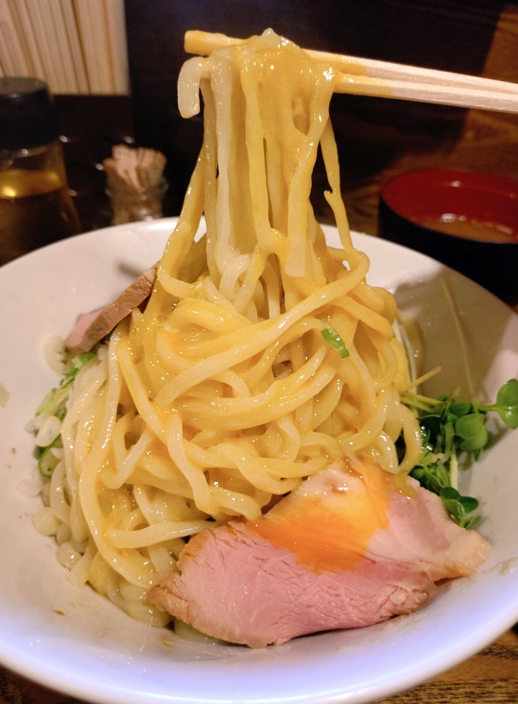 toshibotan's tweet photo. 東十条『燦燦斗』🍜116
油そば　生卵　味玉

赤羽呑みの〆に茨城の女王オススメの燦燦斗（さんさんと）へ🔰訪
混ぜ混ぜ🌀する間も醤油ダレの芳醇な香り😍自家製麺もモチモチでメチャ美味😍煮干しのスープ付きなのも嬉しい😍ホント美味かった〜✨
激旨でご馳走様でした🙏🏻 https://t.co/k2caOc41Pu