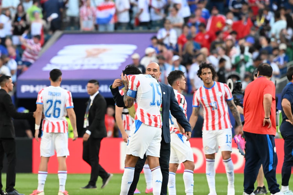 ABCDeportes's tweet photo. 🎙️⚽️ GUSTAVO ALFARO - ENTRENADOR DE PARAGUAY

🗣️ "Por primera vez hablamos sobre continuar con el presidente delante de los jugadores recién".

🗣️"Honestamente le vengo postergando a mi familia mi retiro desde hace tiempo".

🗣️"Mi representante tiene prohibido hablar con nadie porque no quería otra cosa que no fuera Paraguay". 

🗣️"Estoy desbordado y no puedo pensar racionalmente. No sé lo que voy a hacer de mi vida profesional. No hay un lugar en donde me haya sentido tan cómodo cómo en Paraguay"

🗣️ "Paraguay cómo país tiene un potencial enorme. Ojalá el fútbol sea una cuestión de estado para el gobierno".

🔴 EN VIVO: https://t.co/ZNALoBT3it