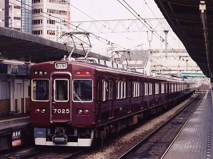 korokesaiko's tweet photo. 2+6の組み合わせの変遷が沼になっていますね。
98年の改正後6024+7017・6025+7023・7005+7020になる。
2000年に7005+7020→7005+7024×4+7026に、7020が8両化。
2001年に6024+7017→7025+7017。
2002年に6025+7023→8035+7023、7005＋7024＋7026→7005+7024+8033(3か月くらいで7005が8032と交換)。 https://t.co/30AhIIEGhu