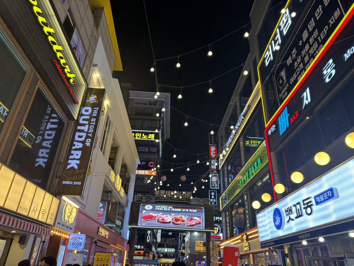 saruKmovie's tweet photo. 韓国の商業地、表通りを歩いてみると、韓国は文字の国だなという感じがしてしまう。 https://t.co/93cG0s0euk