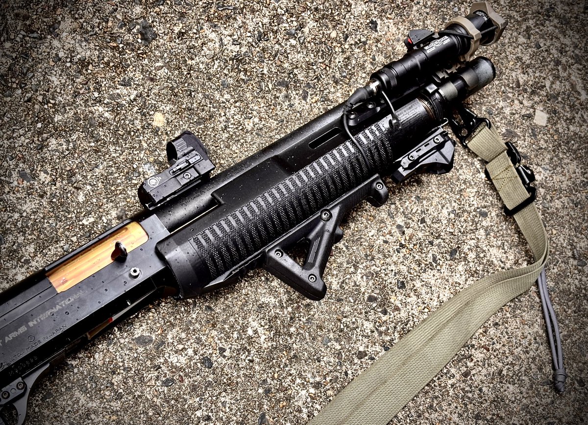 Urban_Region's tweet photo. もう言っちゃう!!w

URBAN REGION新製品!!😎

Benelli M2/M4やBeretta A300のようなオートマチックショットガンを意識したマルイ/CYMA製ベネリM3に対応したロングハンドガードを開発中!!!!

M-lokとピカティニーレールを備えライト等を装着可能な実戦的なハンドガードです！

#ショットガンはええぞ https://t.co/QzTilEJlAX