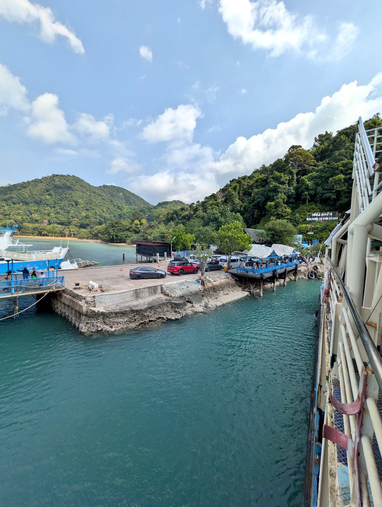 dtklamf13's tweet photo. 乗船約30分でタイランドで2番目に大きい島 チャーン島に到着
山が高くジャングル感があってジュラシックパークに出てくる島みたいな感じ！東アジア人は一組しか見なかったな ツーリストはほぼ欧米人 どデカいスピーカー積んだピックアップのタクシーが支流なのが独特 ！ https://t.co/npPqXQa4XS