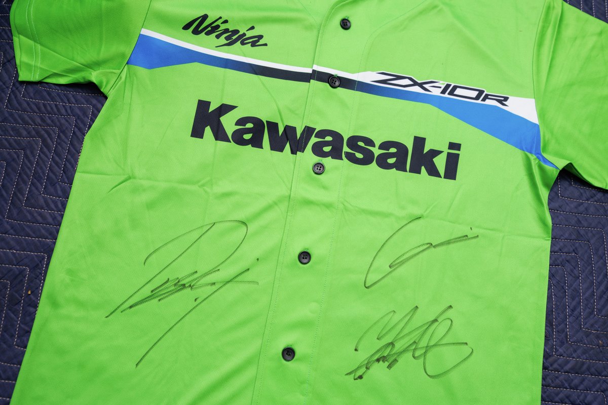Kawasaki_JPN's tweet photo. 『皆の声が、俺たちの力だ。』
Xでカワサキチームへの応援コメントをポストしていただくと、ライダーサイン入り応援グッズが当たるキャンペーンを実施中です！

【応募方法】
・カワサキ公式Xをフォロー
・「#Kawasaki8H」をつけて応援コメント投稿

抽選で8名様に、Kawasaki Plaza Racing Team、
Kawasaki Webike Trickstarで活躍するライダーの
サイン入り応援グッズが当たります！

あなたの応援が、レースをもっと熱くする。

#鈴鹿8耐
