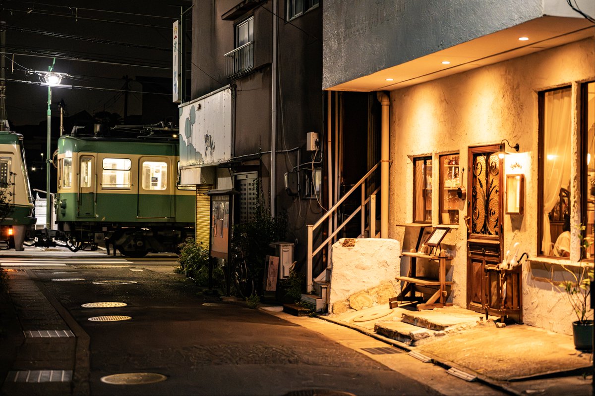 57tabiji's tweet photo. 酒屋さんが閉業され、写真館も閉館に。
空き地にはコインパーキングが目立ち、寂しさを感じ始めた併用軌道区間でしたが、新しい息吹。
路地裏に新進気鋭のイタリアンレストラン。

江ノ島電鉄 江ノ島〜腰越 2026/07/01 https://t.co/wxoBz8vhAu