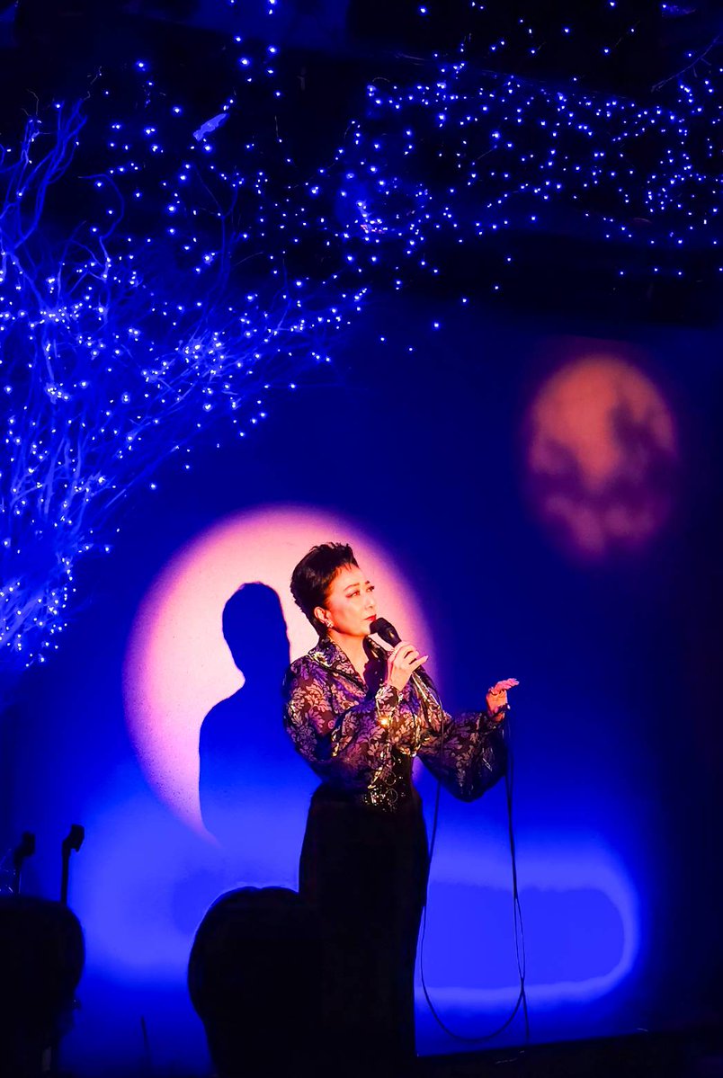 pei1202y's tweet photo. 昨日は四ッ谷「蟻ん子」でCHANSONをお客様と存分に楽しませて頂きました。
ラ・メールの為の海色のドレス初お披露目💙☔🌀
梅雨空を爽やかにしてくれました…。
お客様の笑顔に癒された１日でした🌹🐸🌹

約1週間の稽古で、14.15日のREDINGROCK「トモ」が開幕。
次は「有楽町で会いましょう」💖💖💖ぺ https://t.co/sXu7wLE5FP