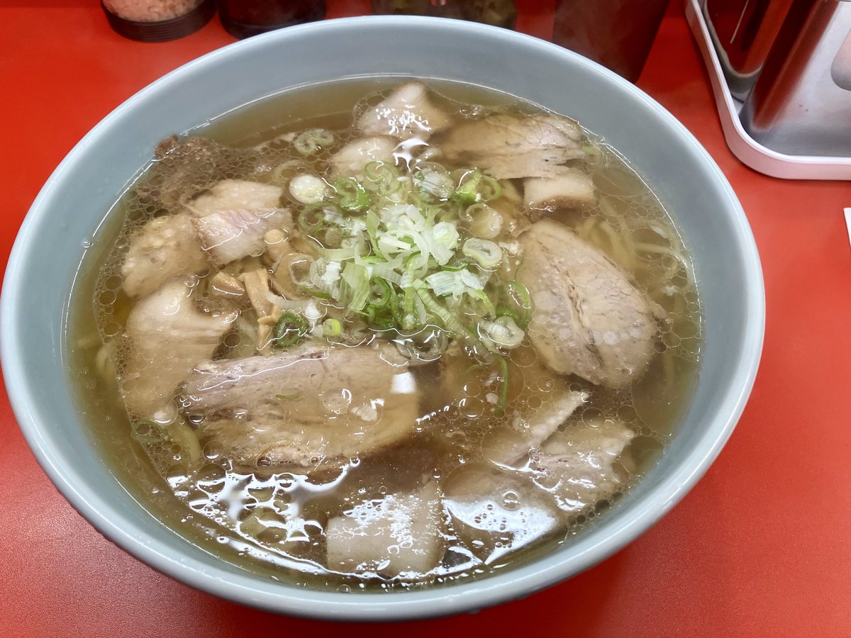 Ossan_working's tweet photo. お早う御座います。今朝の朝ごはんは、両国にある、#邦ちゃんラーメン で、中華そば大盛、チャーシュー50gトッピング。ここのチャーシューは、本当に抜群👍シンプルなラーメンだからこそ肉の旨みがナイス👍です。朝からお腹いっぱい、美味かった😋
#朝ラー #ちゃん系 https://t.co/aWgF6EnIsN
