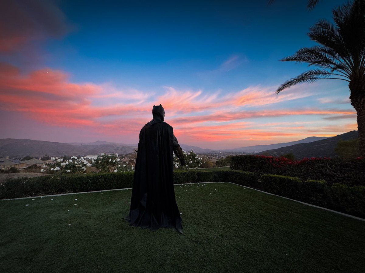 batsquez's tweet photo. “I must ride with my knights to defend what was, and the dream of what could be.”

Sending @ZackSnyder his flowers on this 4th of july & for my birthday wish.

Big thanks to @JasonLaboyPhoto for helping track down & acquire this beautiful moment captured in time.

It will serve as a reminder. 
Against impossible odds, Zack never gave up & neither will we the fans. 

#RestoreTheSnyderVerse 
#Batman #Batsquez 
#ZackSnydersJusticeLeague