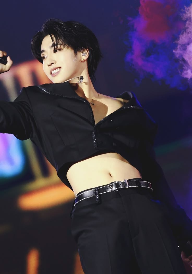 StephxJeo's tweet photo. Por favor háganle un favor al mundo y pónganle siempre crop tops a Jisüng https://t.co/mgg4kwSypI