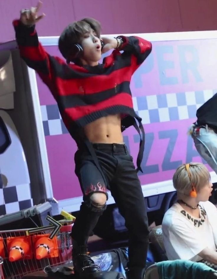 StephxJeo's tweet photo. Por favor háganle un favor al mundo y pónganle siempre crop tops a Jisüng https://t.co/mgg4kwSypI