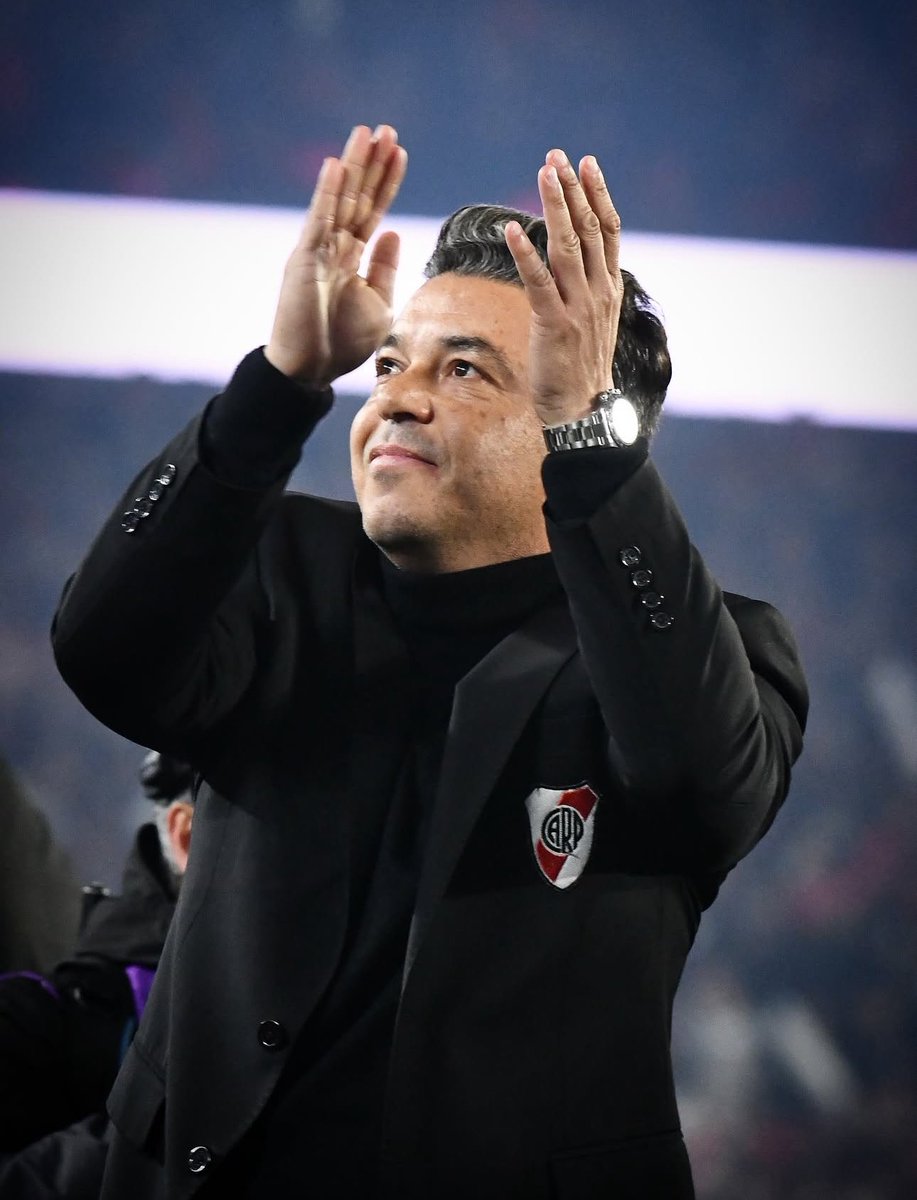sudanalytics_'s tweet photo. ⚠️🇦🇷 Atención a esta reflexión de Marcelo Gallardo sobre el SOBREANÁLISIS y la FALTA DE CREATIVIDAD en el fútbol actual:

“Quiero que el futbolista recupere el juego, que no esté esperando que vos le digas todo. Los futbolistas tienen que volver a recuperar el juego. Tienen que volver a hacerse dueños, no los entrenadores.

Los futbolistas son los protagonistas absolutos del juego. El entrenador ha tomado un protagonismo distinto, pero YO QUIERO QUE EL FUTBOLISTA SE INVOLUCRE DESDE OTRO LUGAR.

Los entrenadores dependemos de los futbolistas todo el tiempo, quiero correrme de ahí e involucrarlos a ellos para que recuperen el poder del juego. Tienen que entender que el juego les pertenece.

El sobre análisis lo que hace es confundir, tengo ese sentimiento. Veo cosas que se analizan demasiado y vemos un fútbol que cada vez más ordinario… más sobre analizado, más encapsulado.

Se perdió la creatividad y esas cosas que hacen lindo a este deporte. El futbolista tiene que recuperar esa creatividad, si no vemos algo todo parecido, todo en un molde, que no se sale de ahí y lo hace cada vez más ordinario”.