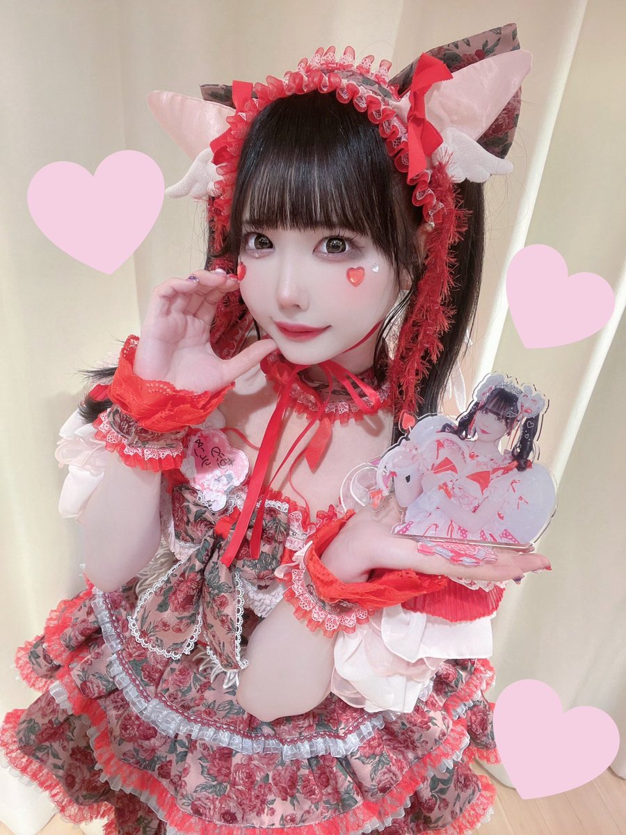DSPM_STORE's tweet photo. #恋汐りんご
恋汐りんご生誕祭「恋汐りんご2026生誕記念11thコンサート♡きみのハートにめろめろきゅんっ♡」

🍎グッズ紹介🍎

🏹めろきゅん♡全身マフラータオル　¥3,000
🏹BIGめろきゅんアクリルスタンド　¥3,000

なんと11回目を迎える恋汐さんの生誕グッズをご紹介します✨🪽
今年も恋汐さんらしい衣装とデザインでとても素敵なグッズ多数です૮⸝⸝⸝⁰⃚⃙̴ ༝ ⁰⃚⃙̴⸝⸝⸝ྀིა❤️
全身マフラータオルは足先までしっかり入った唯一の商品💫今年の生誕衣装を眺められます♪
アクリルスタンドはとても大きく存在感も抜群！
台座もしっかり可愛いデザインになっております🏹❣️
本日も恋汐さんをたくさんお祝いしましょう✨

7/5(日)
📍浅草花劇場
🛍️先行販売時間：①11:00〜12:20※プレミアムチケットをお持ちの方のみご利用可能です。
　　　　　　　　②17:00〜17:40
🌐EC販売：22:00〜
└🔗 https://t.co/8Wd7YoW4IZ

@sioringogo