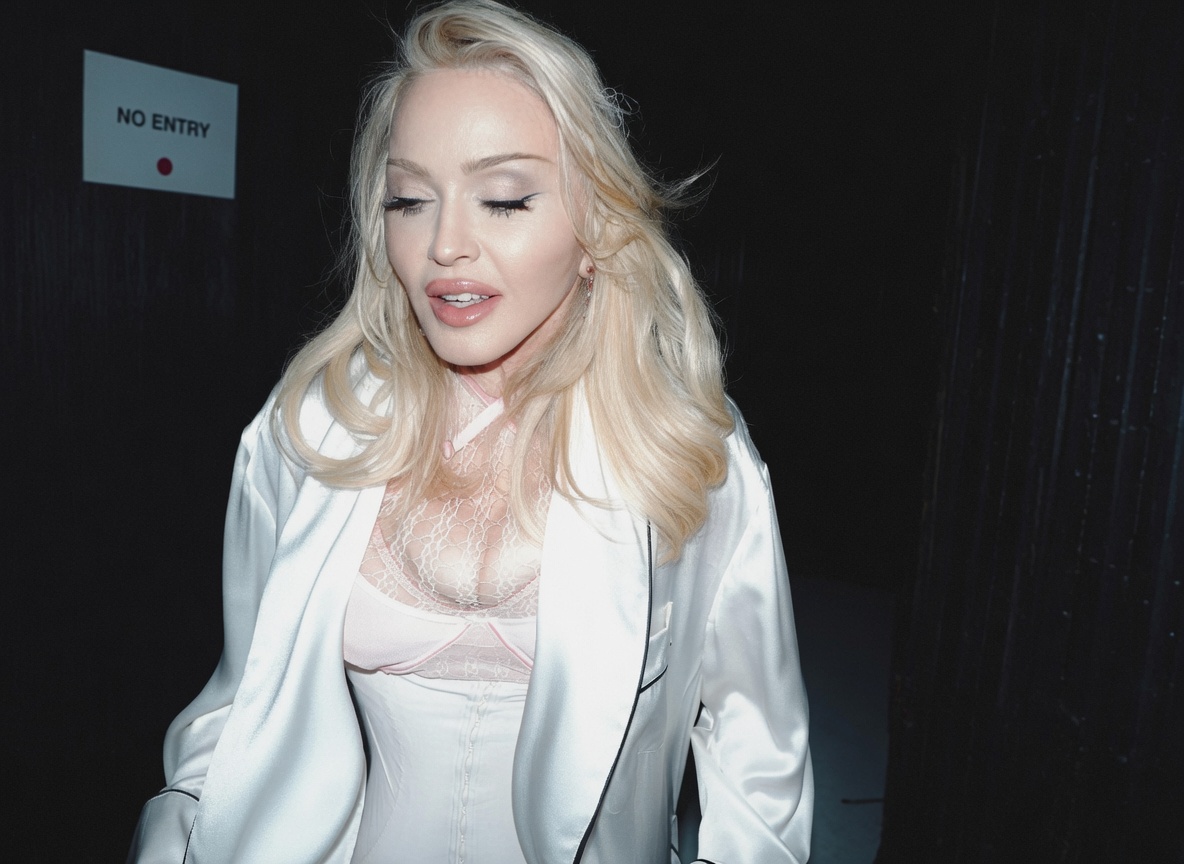 julioamx's tweet photo. Queen mother, Madonna, I love ya. 💜✨👑 https://t.co/OHVeHJmACN