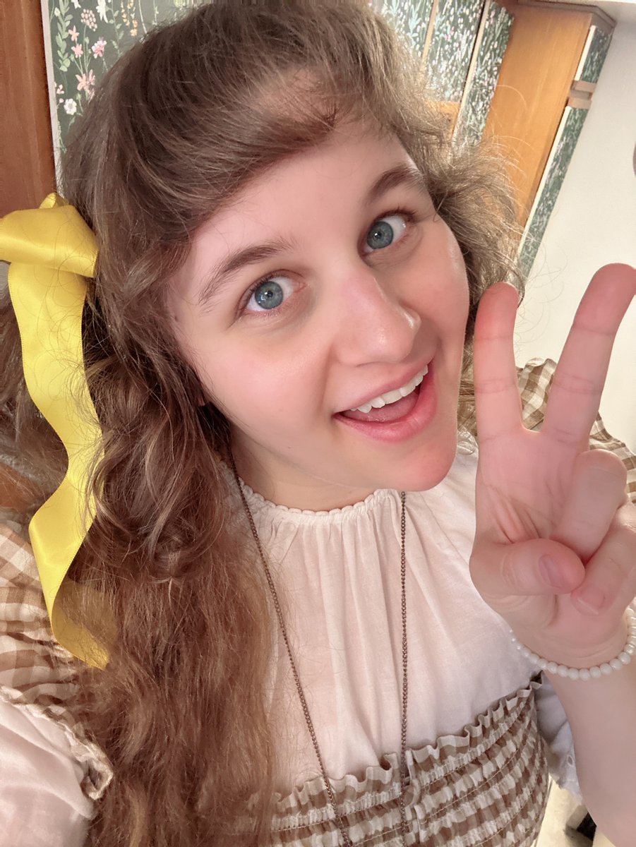 MichelleAMarie's tweet photo. Thank you so much to everyone who stopped by to see me yesterday and to those who cosplayed!⭐️✨ I am so so grateful I get to connect with you all through my acting, writing, and love of the characters! 💛 https://t.co/F7SX3L4VXK