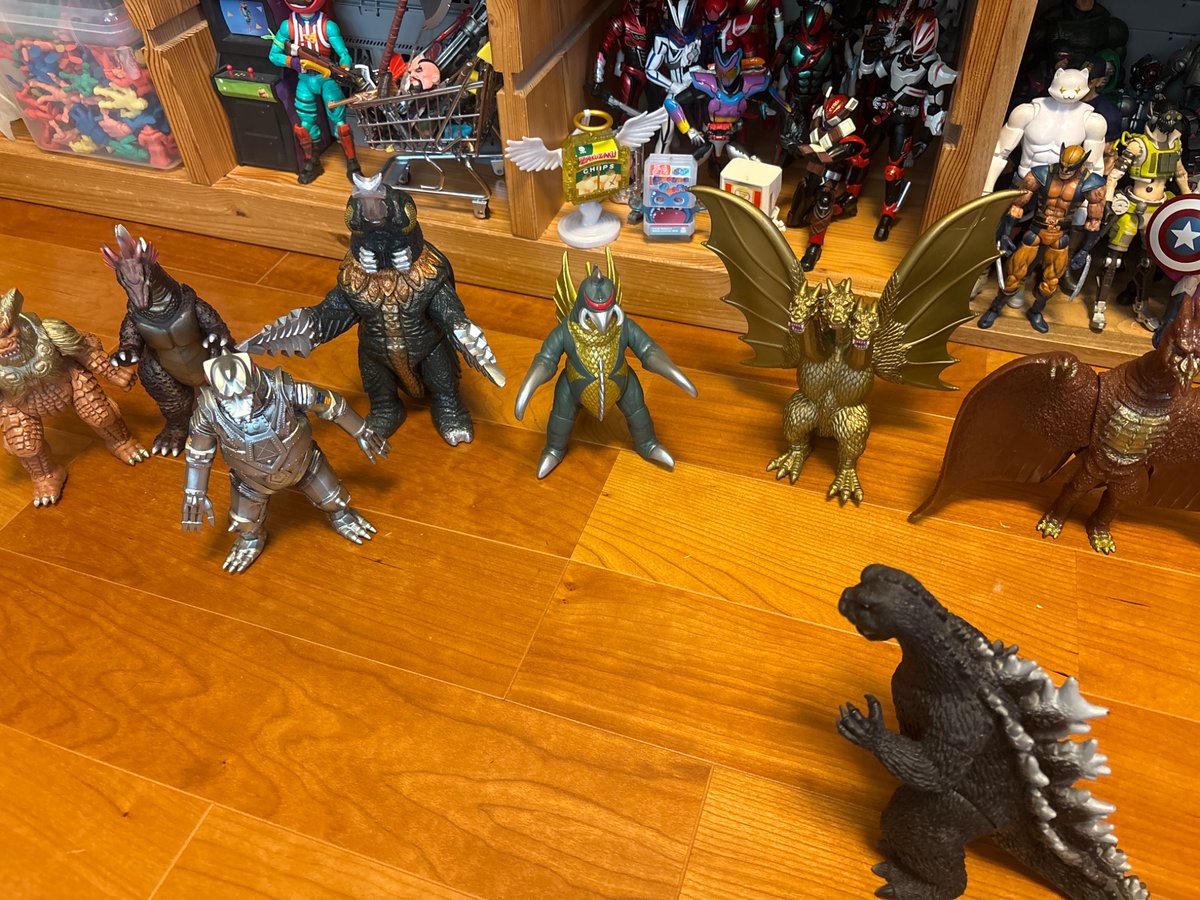 rokkupaison's tweet photo. 昭和怪獣が好きなんだ俺は https://t.co/qrSAgDU9Wc