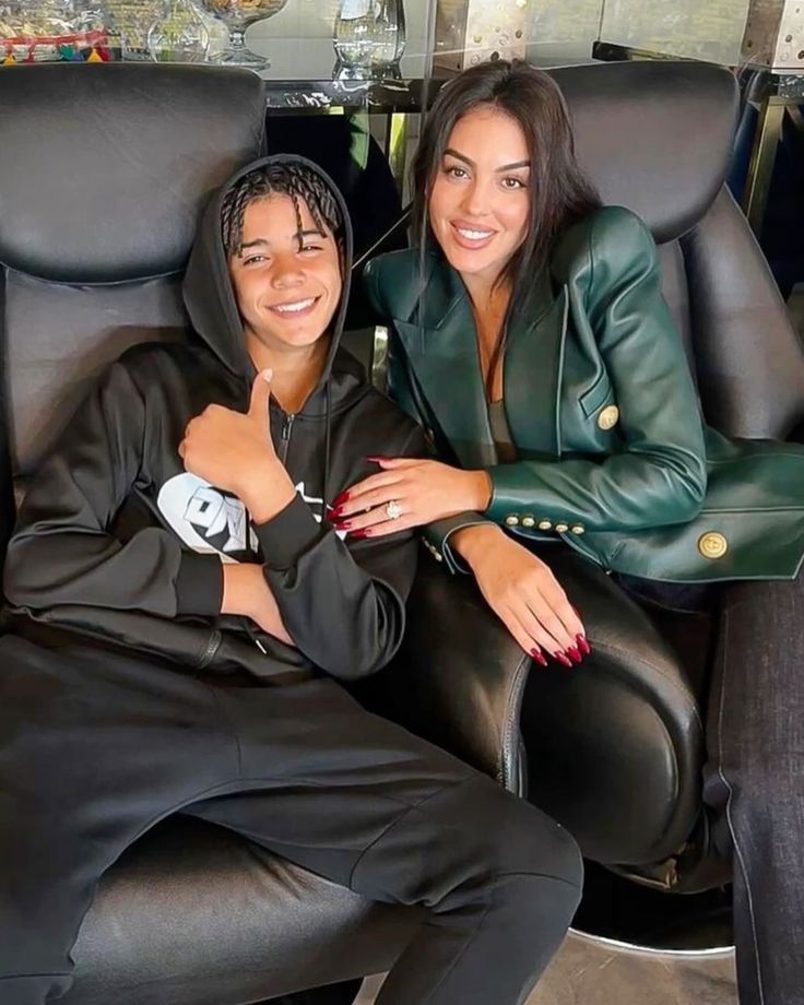 CrRonaldo7Jr's tweet photo. With Mom ❤️❤️ https://t.co/rHuIS8ED5b
