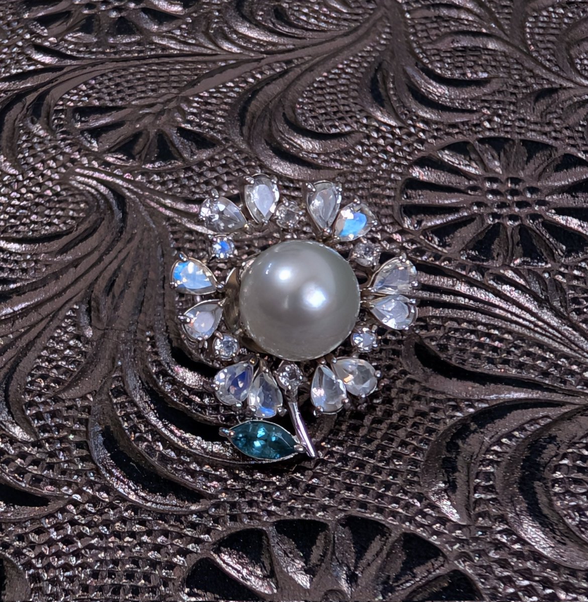 kurone_ko's tweet photo. TOKYO JEWELRY FES購入品✨
クリエイターゾーンの気になる作家さん方見に行ったら、石フリマでお目にかかって以降、作られるもの見てみたい！と思っていた方が出展されていて！可愛いブローチ購入。
JunkotさんF19-9にて。ブローチどれも可愛いので今日いかれる方見てきて欲しい〜！ https://t.co/jA6JNopnxe