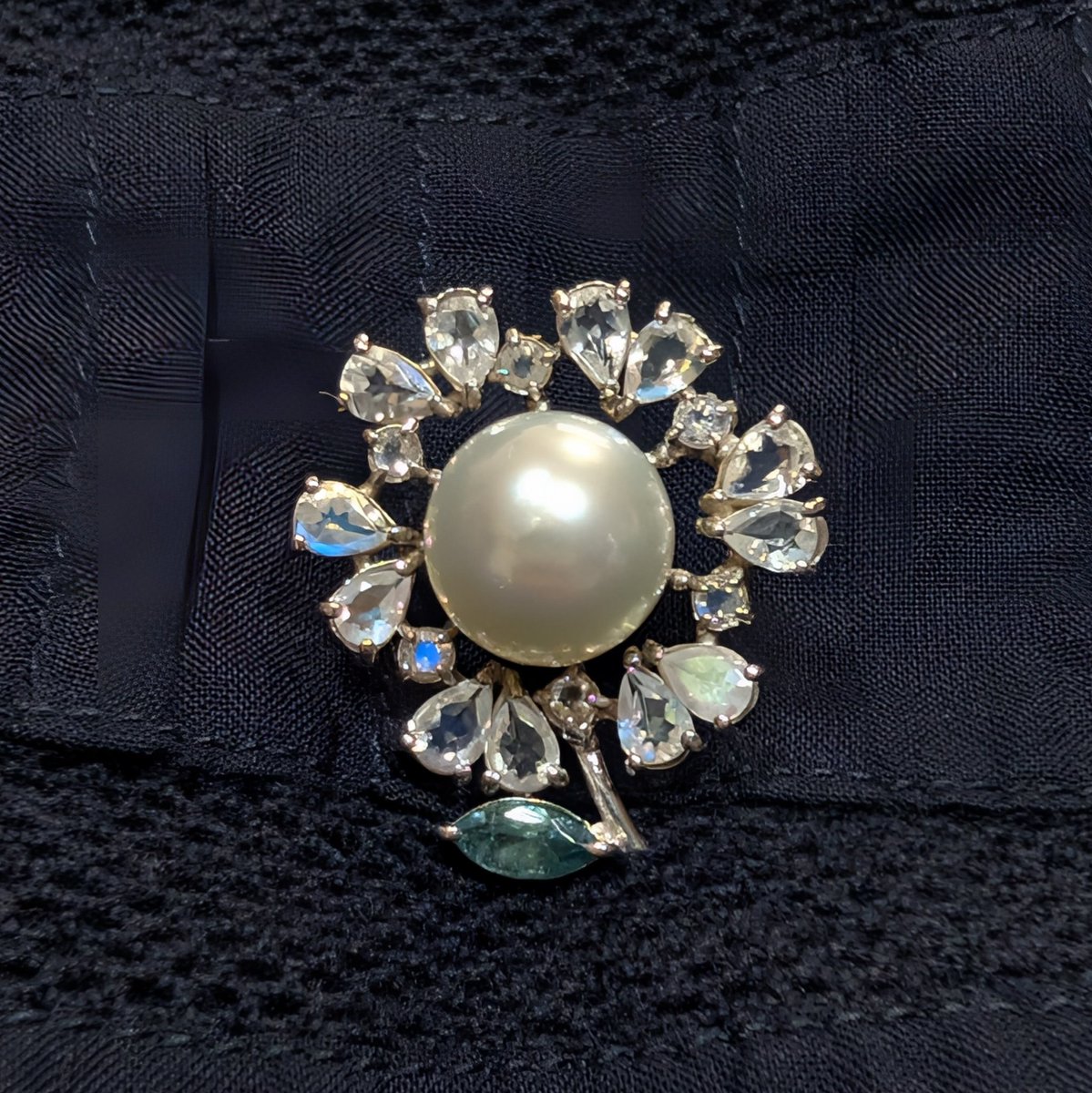 kurone_ko's tweet photo. TOKYO JEWELRY FES購入品✨
クリエイターゾーンの気になる作家さん方見に行ったら、石フリマでお目にかかって以降、作られるもの見てみたい！と思っていた方が出展されていて！可愛いブローチ購入。
JunkotさんF19-9にて。ブローチどれも可愛いので今日いかれる方見てきて欲しい〜！ https://t.co/jA6JNopnxe