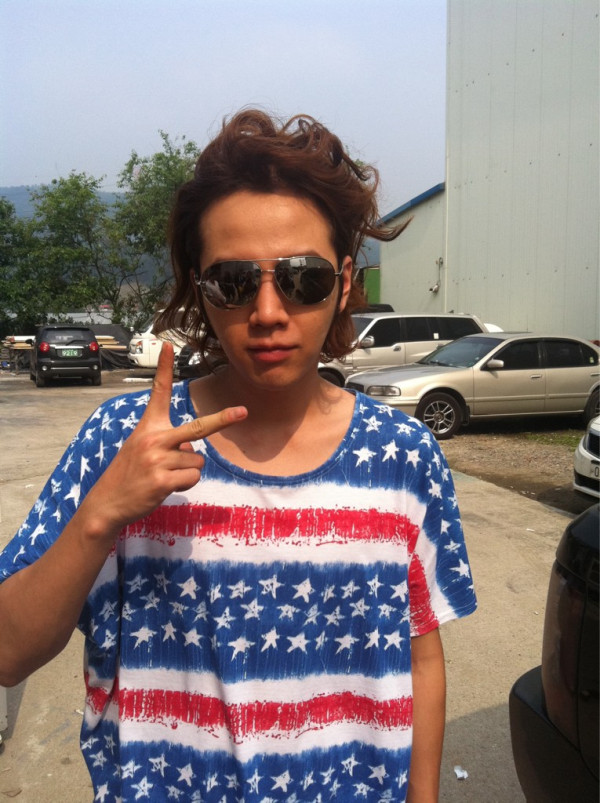 sanda0712's tweet photo. 2011/7/5
訳)
 22時間という長時間の撮影を終えたグンソク君、今日もお疲れ様。
疲れているにも関わらずスタッフを気遣う彼の力!!
チャンオ達の応援は切実ですね^^ご期待ください~~!

@AsiaPrince_JKS https://t.co/TgdDugVFkx