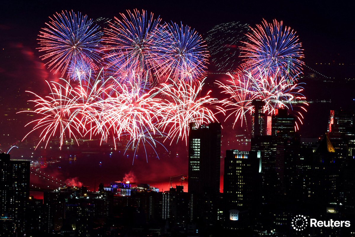 corinne_perkins's tweet photo. Macy's Fourth of July fireworks explode as the United States celebrates its 250th anniversary on Independence Day in New York City. Photo by @ReutersBarria https://t.co/IWPXZd46DM