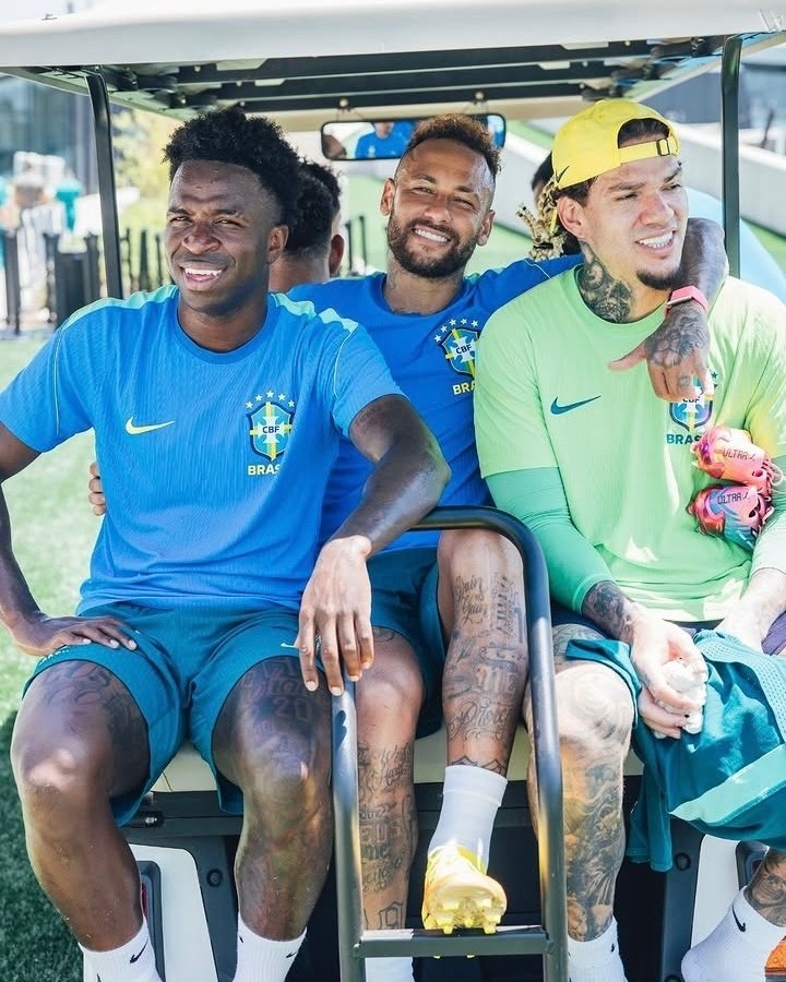 MadridXtra's tweet photo. Vini Jr. x Neymar x Ederson 🇧🇷🤩 https://t.co/eksBbcZQra