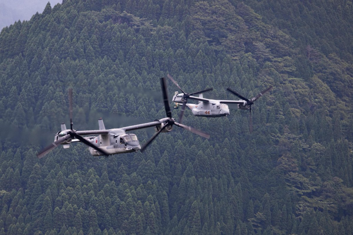 USMC's tweet photo. #MarineCorps MV-22B Osprey tiltrotor aircraft with the 1st Marine Aircraft Wing and Japanese Ground Self-Defense Force V-22 Osprey tiltrotor aircraft take part in Resolute Dragon 26 at Japan Ground Self-Defense Force Vice Camp Takayubaru, Kumamoto, Japan. 

Resolute Dragon is an annual bilateral exercise in Japan that strengthens the command, control, and maneuver capabilities of U.S. Marines in @IIIMEF and Japan Self-Defense Force personnel, with a focus on controlling and defending key maritime terrain. 

#Marines #USMC #JointTraining #Military