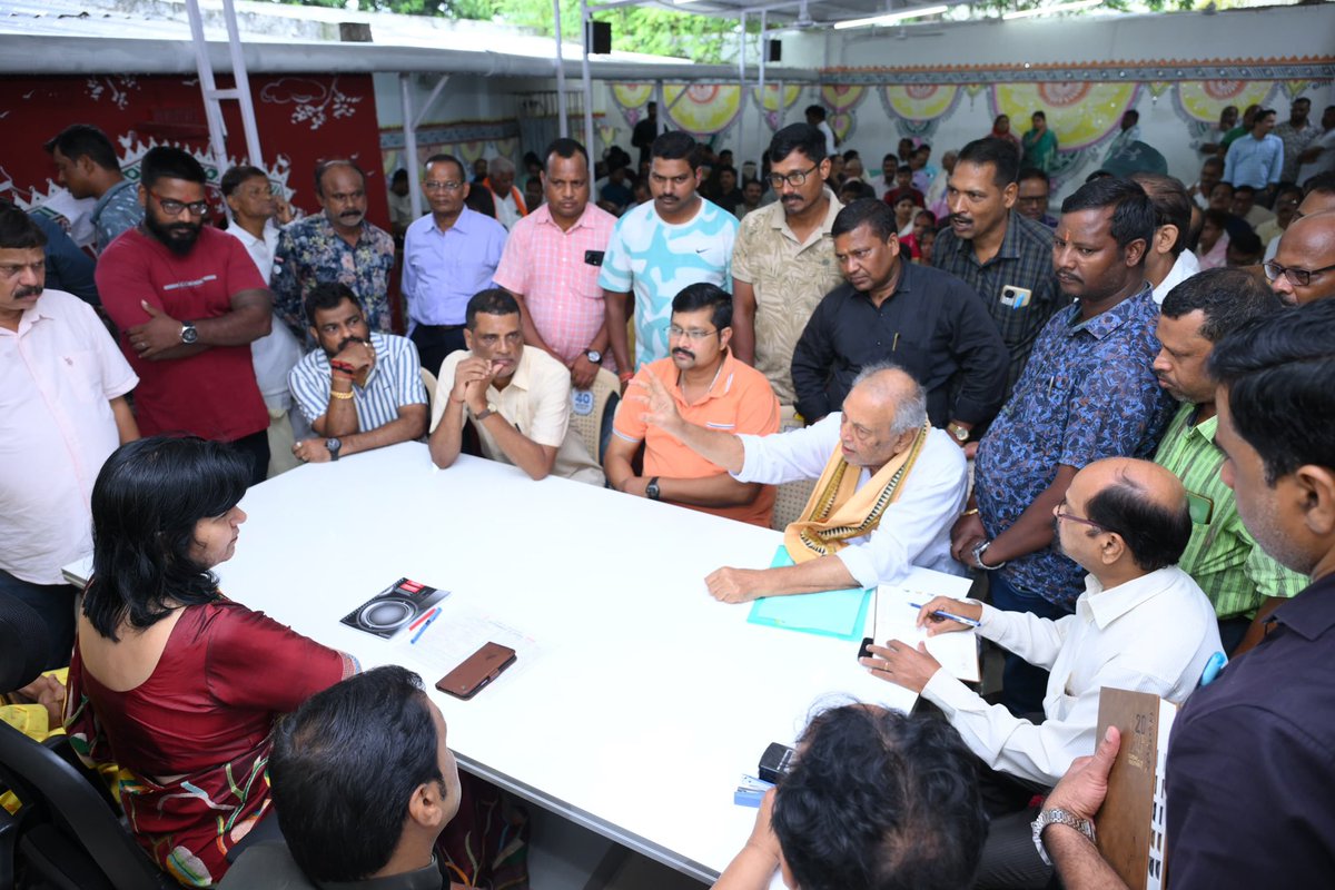 AprajitaSarangi's tweet photo. Met around 600 residents of Bhubaneswar and beyond in Grievance Hearing session in my office yesterday.
4 hours long- continuous. It was heartening to listen to all. Tried to resolve as many issues I could.
This is a regular feature.
@PMOIndia https://t.co/8blUXHcImj