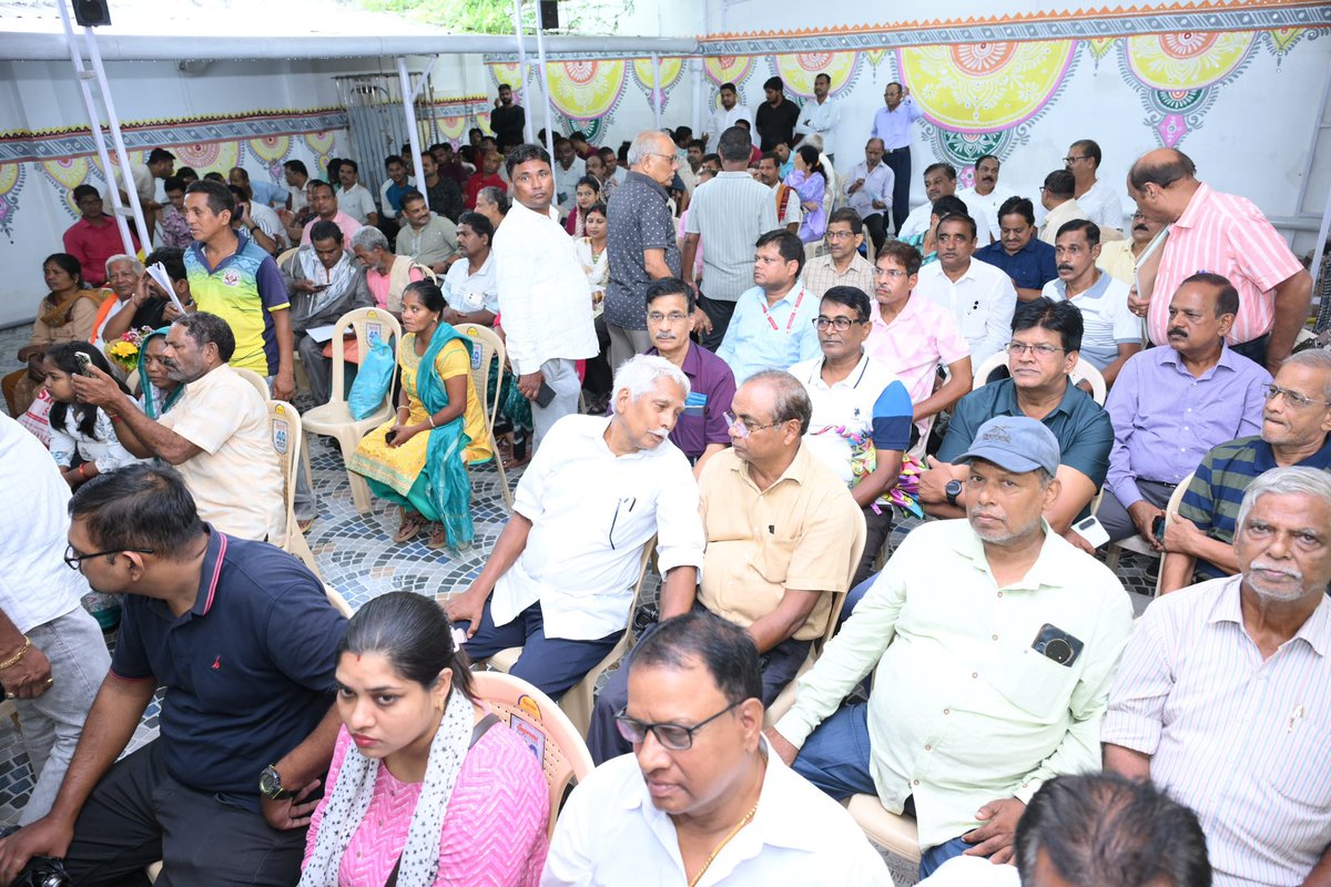 AprajitaSarangi's tweet photo. Met around 600 residents of Bhubaneswar and beyond in Grievance Hearing session in my office yesterday.
4 hours long- continuous. It was heartening to listen to all. Tried to resolve as many issues I could.
This is a regular feature.
@PMOIndia https://t.co/8blUXHcImj