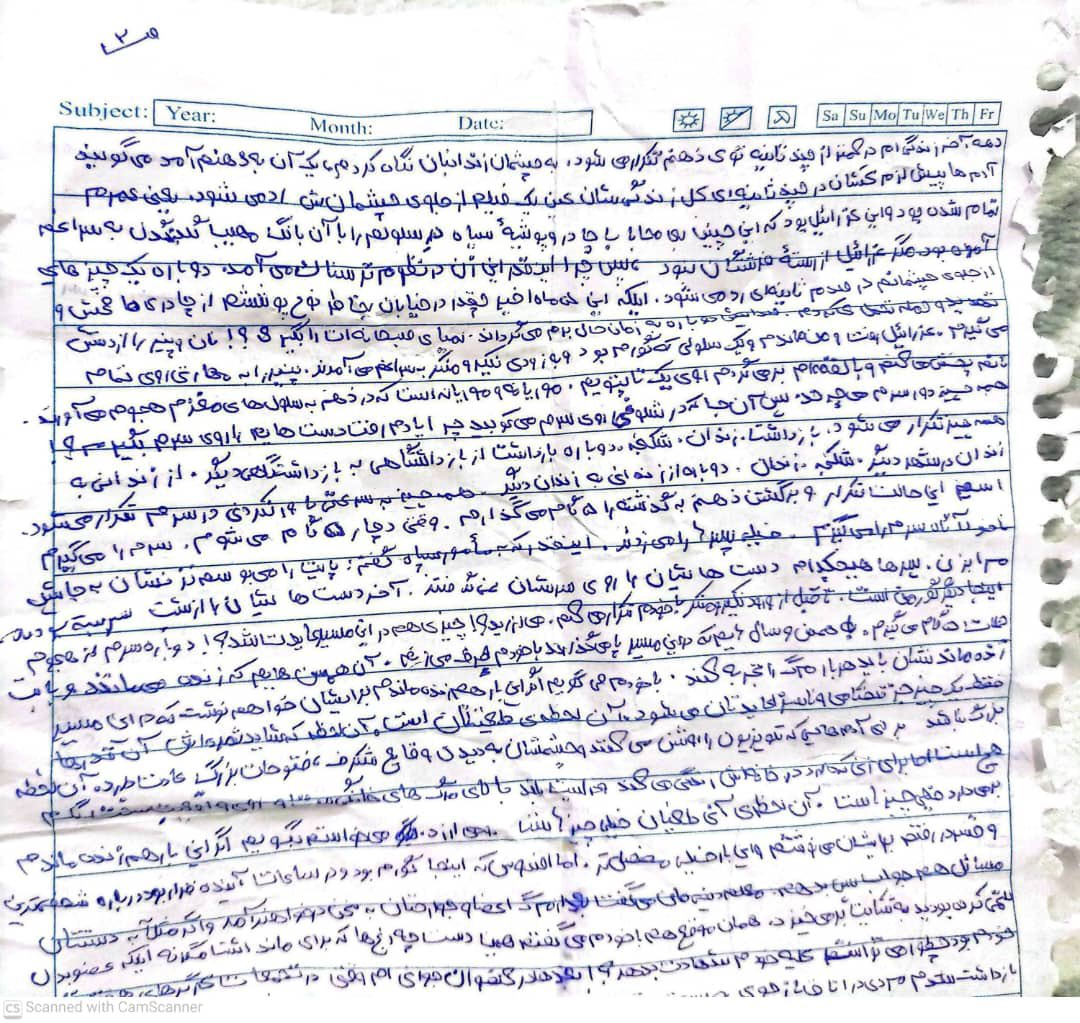 sepideqoliyan's tweet photo. حالا امشب قمستی از نامه‌ای که به دوستم مهدی از زندان وکیل آباد نوشتم رو براتون می‌ذارم:
سلام، حالت خوب است؟! خجالت می‌کشم اگر بگویم خیلی دلتنگت هستم. می‌ترسم با خودت بگویی این دختر همیشه احساسات اغراق شده دارد، نمی‌دانم. امروز در هواخوری زندان با دوست قاتلم راه می‌رفتم و یک پنجره تناوب احساساتم به تو را به تصویر کشیده بود. هواخوری‌مان بی‌شباهت به اردوگاهی در لبنان نیست. اردوگاهی جنگ‌زده که دیوار سمت راستش پنجره‌های فراوانی دارد. این پنجره‌ها، پنجره‌های بند ۱ و ۲ هستند. بند یک ردیف پایینی است و ردیف بالاتر این دیوار خیلی بلند، بند دو زندان است، بند یک متهمین و مجرمین بی‌سابقه هستند. و بند دو متعلق به زندانی‌هایی است که مرتکب تکرر جرم شده‌اند. همینطور که راه می‌رویم یک پرنده خونش روی زمین ریخته و پرهایش زمین را پوشانده دوستم می‌پرسد به نظرت گربه پرنده را خورده است یا کلاغ؟! استدلال می‌کنم که کلاغ و سعی می‌کنم شواهد و قرائن را کنار هم قرار دهم تا بازسازی صحنه کنم و برای رفیقِ قاتلم زبان بازی کنم. از روی دیوار خیلی بلند ‌و از درون پنجره‌های بند۲، زندانیان لباس‌هایشان را به طناب گره زده‌اند و به پایین انداخته‌اند، روی هر بند چیزی حدود ۲۰ الی ۲۵ تکه لباس گره خورده است. از پنجره‌ی یکی از اتاق‌ها طنابی که آویزان شده فقط لباس بلوچی‌ست. رنگ و رنگ و رنگ، پولک پولک و پولک. حدس زدن نمی‌خواهد، به روشنی اتاق، اتاقِ زنان بلوچی است که مرتکب تکرار جرم شده‌اند. این همه رنگ لباس زنان بلوچ خاطره‌ی توست که در حافظه‌ام گره خورده و از بالا تا پایین دیوار درب و  داغان ذهنم را با رنگ آذین‌بندی کرده است. عزیزدلم هربار که با رفقایم شانه به شانه هم در این هواخوری راه می‌رویم به پنجره‌ات که می‌رسیم با صدای بلندتری شعار سر می‌دهیم: «آزادی، آزادی، آزادی» و همواره رفقای اصلاح‌ناپذیرمان از آن طرف پنجره همراهی‌مان می‌کنند. اینطور شد که تصمیم‌ گرفتم برایت مفصل بنویسم. یعنی با خودم گفتم این بار برای تو می‌نویسم و در چند قسم نوشته‌ها را مخفیانه به بیرون از زندان می‌فرستم. امید دارم با این شرایط فوق امنیتی زندان شود. البته همیشه رنگ و احساس ما از هر دیواری حتی دیوار بلند زندان راه خودش را برای رسیدن به عزیزمان پیدا می‌کند:
اولین مرتبه و آخرین مرتبه که در خیابان‌های مشهد قدم برمی‌داشتم از جلوی یک پاساژ رد می‌شدم که بوی زعفرانش تمام فضا را پر کرده بود، آدم‌ها با شتاب از هم سبقت می‌گرفتند و من در خیابانی از شهری در شرق کشور در حالی قدم برمی‌داشتم که بوی زعفران مرا پرت می‌کند به خانه‌مان، خانه همان‌ جایی که قبل‌ترها روی شعله‌ی گازش مسقطی و کاچی می‌پختم دقیقاً همین بوی حداکثری فضای خانه را می‌گرفت‌. فرهنگ ما در جنوب کشور، فرهنگ مراقبت از حواس‌های چندگانه‌ی یکدیگر است. و من از آن یک چیزهایی یاد گرفته بودم مثلاً اینکه هربوی خوراکی که در فضا می‌پیچد حواست را جمع کن تا جایی که عطرش پراکنده می‌شود به مشام‌ زنِ بارداری نرسد. اگر برسد می‌بایست از خوراکی حتما به او بدهی. همیشه همین مسقطی و این‌ها را که می‌پختم ، شیرینی‌هایی که عطرشان تا هفت خانه آن طرف‌تر می‌رفت، تا هفت‌خانه آن‌ طرف‌تر را شیرینی می‌بردم. وقتی برمی‌گشتم برای خودمان چیزی از شیرینی مورد نظر باقی نمی‌ماند. البته من هیچ از شیرینی خوشم نمی‌آید همه این‌ها در همان ۵گامی که از پاساژ فاصله می‌گیرم تند تند به ذهنم می‌آید.اینکه خانه‌مان ۳۰ ساعتی آن طرف‌تر است و چه بزرگ شده‌ام که در شهری که برای اولین بار درش پا می‌گذارم می‌توانم به تنهایی قدم بردارم. سوار اسنپ که می‌شوم راننده از خدمتش در جنوب می‌گوید و یک سری رستوران خوب هم در مشهد معرفی می‌کند. می‌گوید اینجا غذاهای شیرین خیلی طرفدار دارد و البته بهترین غذاهای ایران را دارد. در دلم می‌گویم چه بد. البته همان‌جا که راننده این حرف را می‌زند تصویر حلیم با قیمه همینطور در ذهنم  بالا و پایین می‌شود. تمام روزهای انفرادی را هم با همین رمز چه بد سپری کردم. یعنی کلا با همین چه بد سعی کردم، خودم را نگه دارم. که غذاهای شیرین خوردنشان مزه‌ای ندارد و مشکلی نیست چیزی را از دست نداده‌ام. اما واقعیت چیز دیگری بود. تمام دلخوشی من در آن چهاردیواری و در ۵ ماه اخیر همین سفر بود. اگر آن روز بازداشت نمی‌شدم قرار بود بروم در مشهد چرخی هم بزنم. اما خب چی می‌دانم لابد مجبور بودم غذاهای شیرین بخورم. و واقعاً پس چیزی از دست نداده‌ام حالا همین امروز و فردا آزاد می‌شوم و راهی شهر خودم می‌شوم. یک عالم غذاهای ترش و تند منتظرم است از این گذشته رسم محله ما این است که اگر از چهاردیواری من عطر بپیچد مسئولیت همسایه‌ی شاید باردارمان هم با ماست. کت بسته به سلولم منتقل می‌شوم. دوباره همه چیز شروع شده بود.