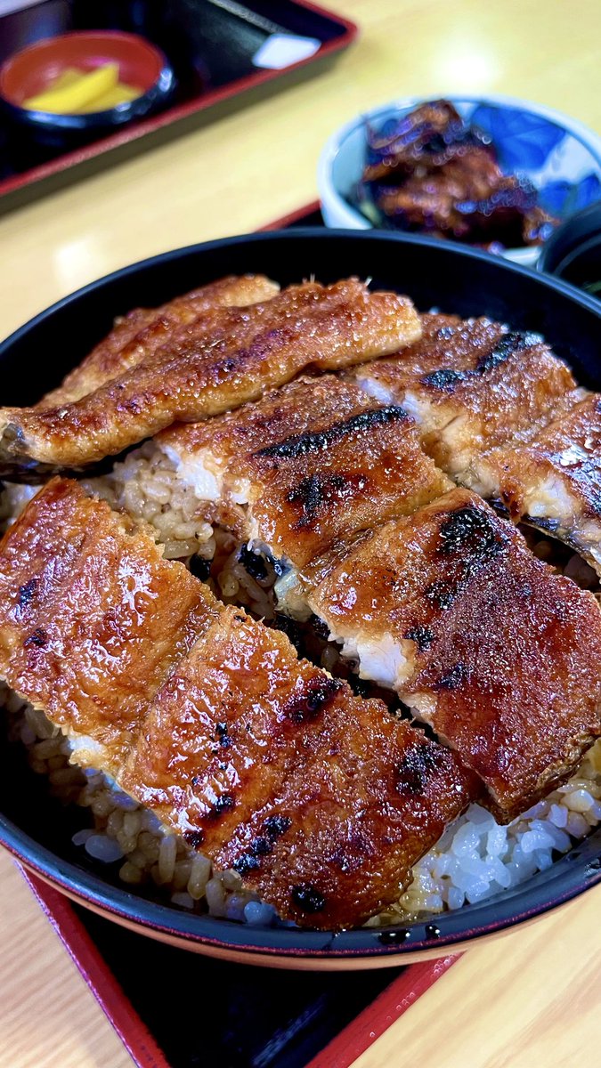 hanakohach's tweet photo. 久々に鰻丼食べれたよ🍚
きも焼も沢山入ってたしおいしかった😊
#飯テロ #HAKUEATS https://t.co/6KrHCdI5uz