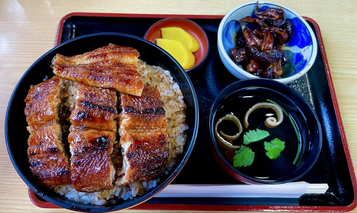 hanakohach's tweet photo. 久々に鰻丼食べれたよ🍚
きも焼も沢山入ってたしおいしかった😊
#飯テロ #HAKUEATS https://t.co/6KrHCdI5uz