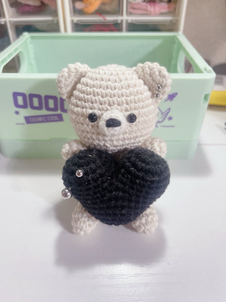 mmm_55_iii's tweet photo. 前に編んだクマを継ぎ接ぎの子にしたくてモデルにもう1個上半身だけ作って試行錯誤してる。 https://t.co/BcbOjfsxQE