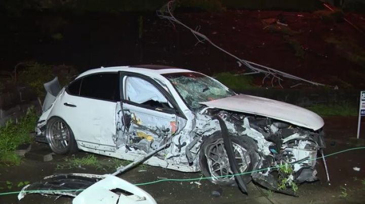 livedoornews's tweet photo. 【通報】乗用車2台が出合い頭に衝突し大破、1台はフェンス突き破り下の道路に転落 3人搬送
https://t.co/BPQedNc6L6

5日未明、岐阜市の交差点で乗用車2台が出合い頭に衝突する事故があり、男女3人が救急搬送された。いずれも会話ができる状態で命に別条はないという。 https://t.co/zH0tjunKfT