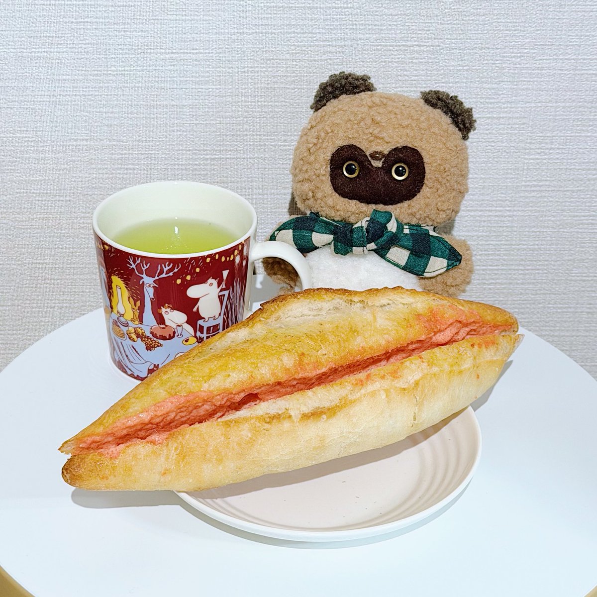 OtomoNuinui's tweet photo. 今日のお茶タイム🫖
玄米入り緑茶
明太バターフランス

朝活☀️
お散歩がてら近所の人気のパン屋さんへ🐾
大人気パンを朝ご飯に🥖
焼きたて熱々のパンに
明太バターじゅわじゅわで最高◎
とても豊かな休日の朝だ！
#おともぬいぬい https://t.co/FgKqTp28pB