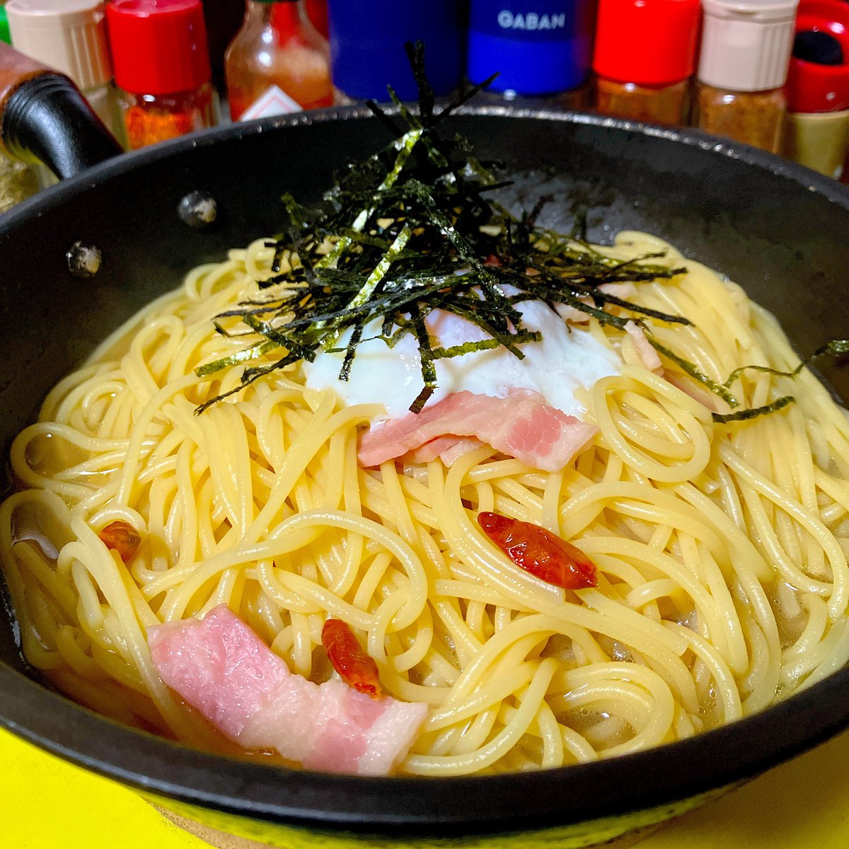 Hide19730730's tweet photo. スパゲッティーニ乾麺1キロ買ったんですけど、結束タイプではないので自分で一度に食べる量を分けるの大変。ペットボトルキャップ使って計っても微妙に余るというか。しかも昨夜目分量で一回分消費してるから尚更。日曜の朝に何やってんだ俺は🤣結局のところ結束タイプが一番ラク。#スパゲティ #パスタ https://t.co/u7yvtknv37